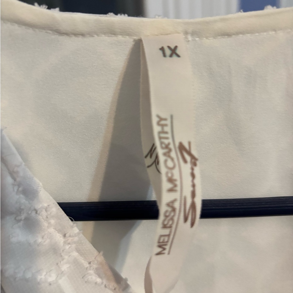 Melissa McCarthy Cream Textured Top 1X v neck - Picture 3 of 5